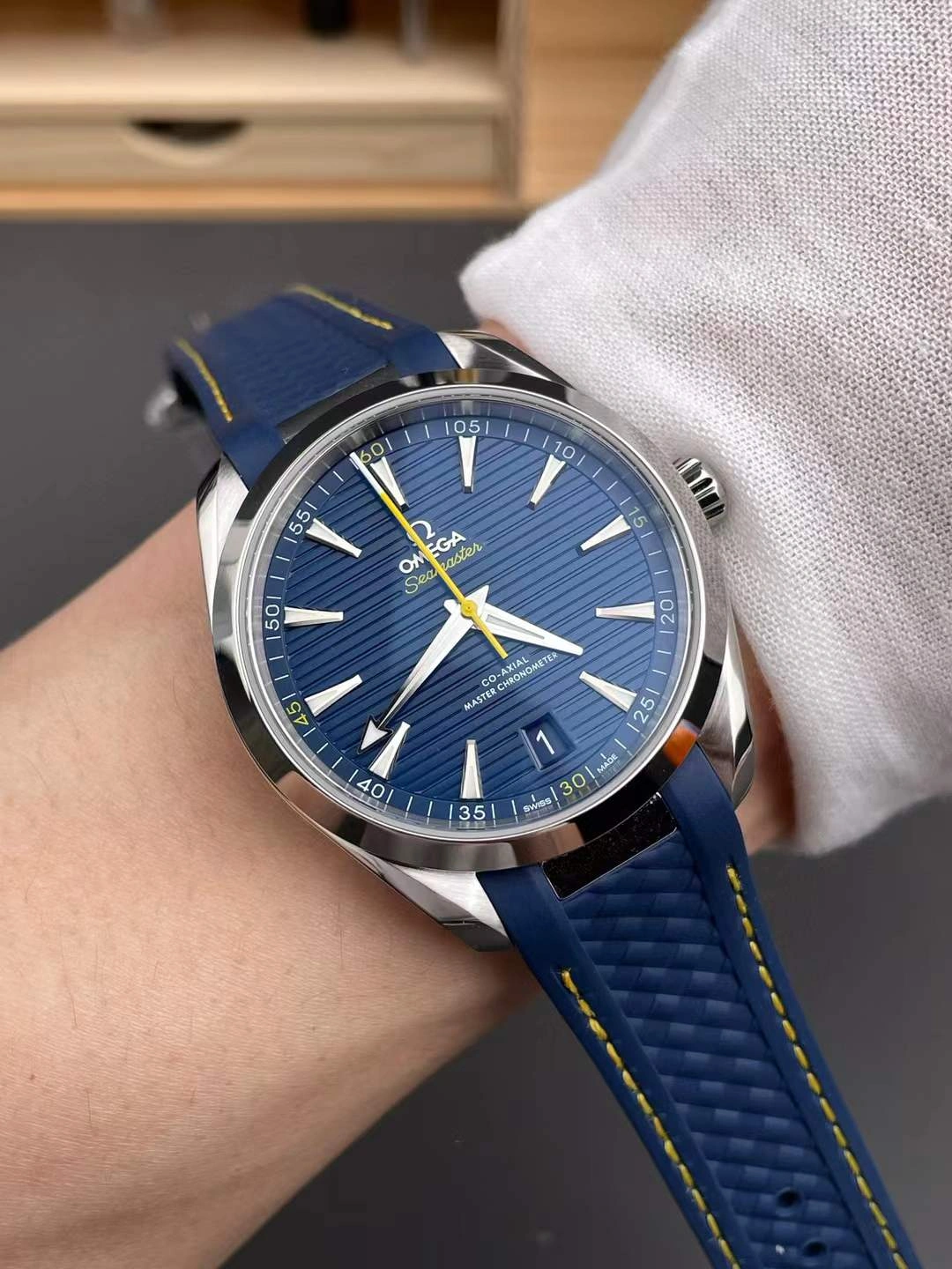 Bold CBD Factory Omega Seamaster Aqua Terra 150M 41mm Blue Dial Smooth Bezel Yellow Seconds Hand (220.12.41.21.03.009) 1:1 Super Clone – Dandong 8900 Movement 244